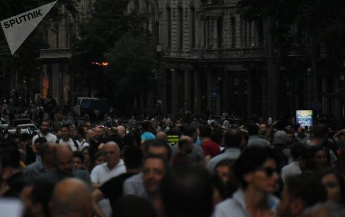 Митингующие пытаются захватить парламент Грузии