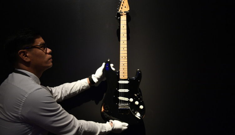 Уникальная коллекция гитар лидера Pink Floyd ушла с молотка в США
