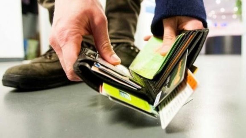 Кировчанин нашел на улице кошелек с банковскими картами и списал с них 30 тысяч рублей