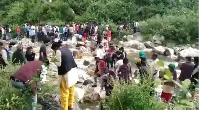 Видео из Индии: Автобус набитый пассажирами упал в ущелье, погибли 43 человека