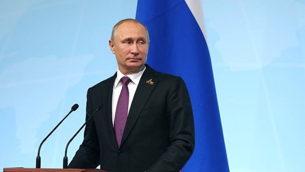 Путин взбесил россиян своим внешним видом: В домашнем халате и куртке поверх бронежилета