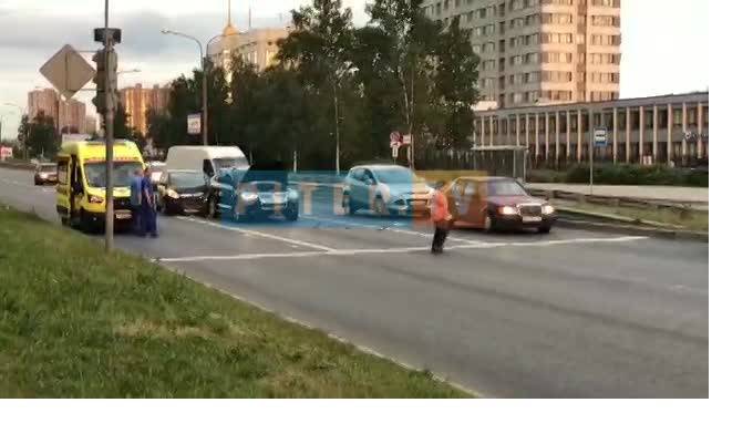 Видео: На Московском шоссе столкнулись три автомобиля