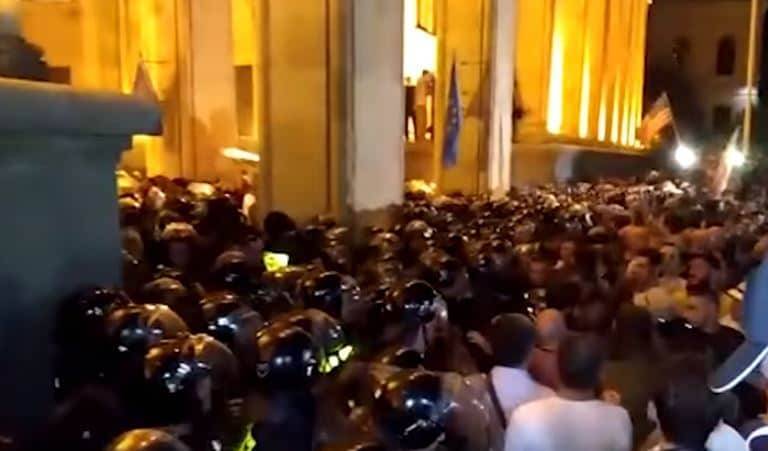 Штурм грузинского парламента попал на видео