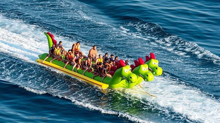 Скинул балласт: в Алуште в 800 м от берега водитель бросил "банан" с детьми