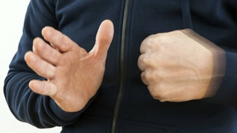 С кулаками – за замечание: В Новосибирске автомобилист избил пенсионера до потери сознания