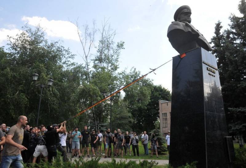Россия может начать вводить санкции за снос советских памятников за рубежом