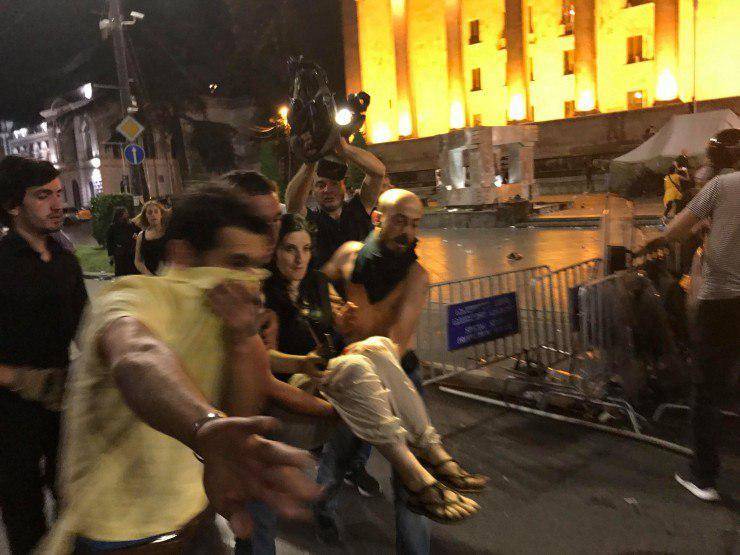 В Тбилиси в ходе столкновений пострадали 320 человек