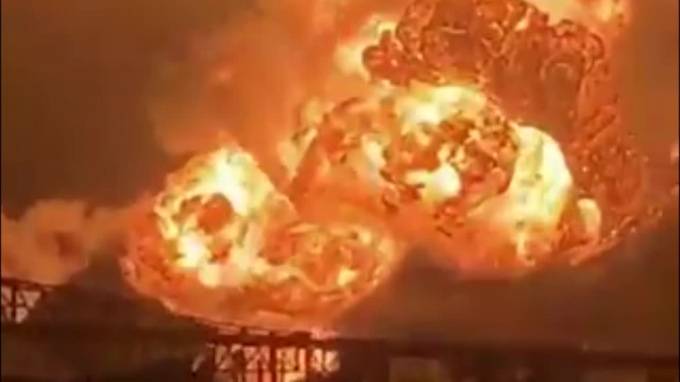 Появилось видео из Филадельфии, где на НПЗ произошла серия взрывов и пожар
