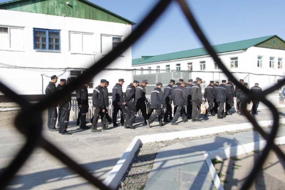 В Астраханской области заключенный спустил с лестницы сотрудника колонии