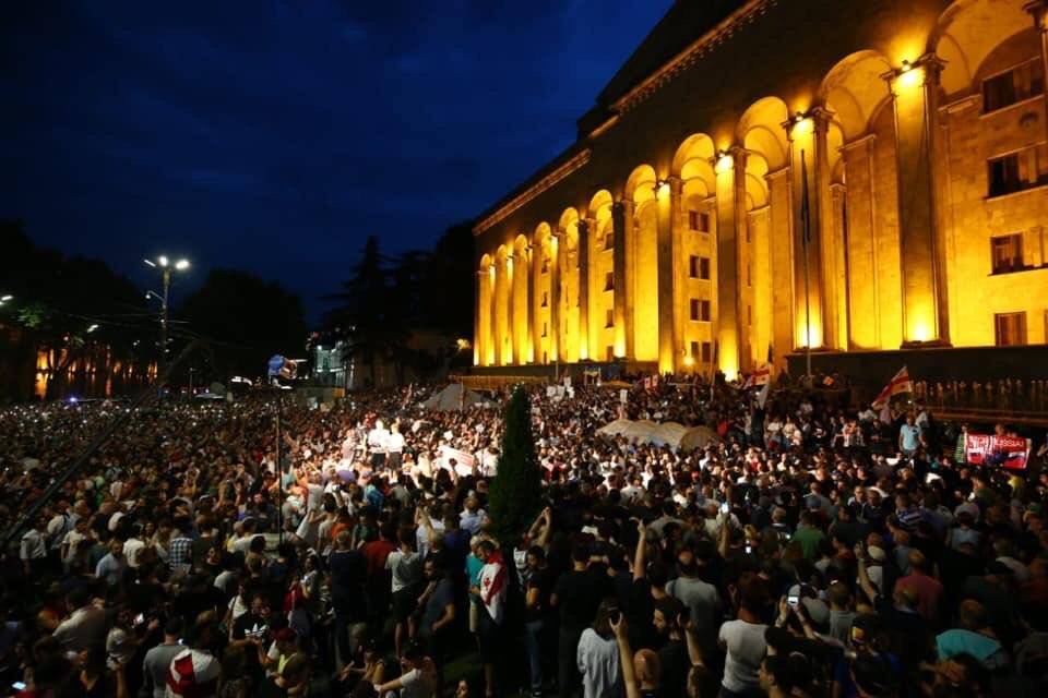 Грузинская оппозиция планирует устроить новую волну протестов в пятницу вечером - news-front.info - Грузия
