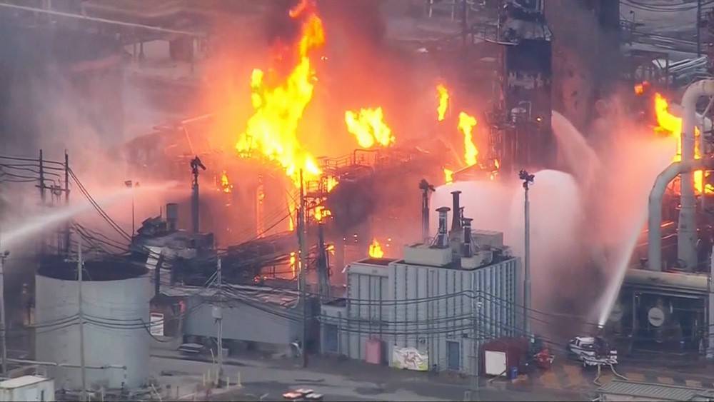 Крупный пожар на нефтяном заводе в США сняли на видео