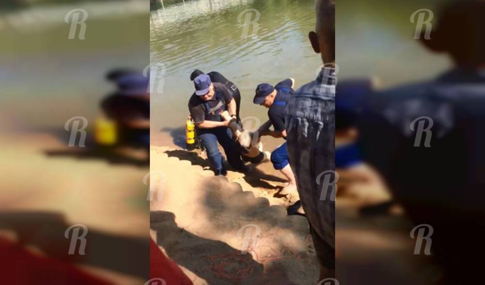 Видео: «Его из воды вытаскивали уже мёртвого, все продолжали купаться»