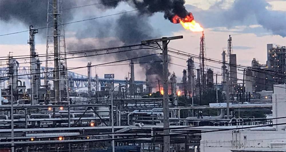 В США на нефтеперерабатывающем заводе произошел пожар
