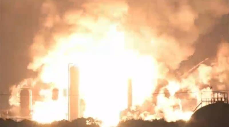 В США прогремел взрыв на горящем нефтеперерабатывающем заводе (видео)