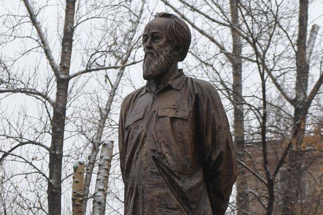 Неизвестные повредили памятник Солженицыну в Москве