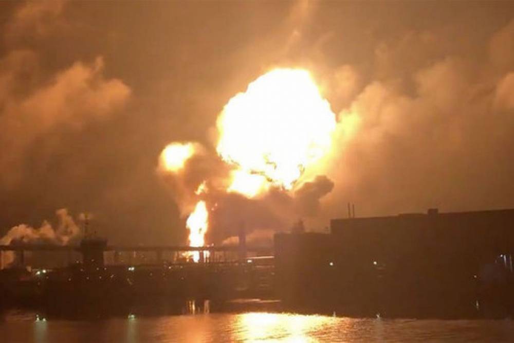 В США произошел взрыв на крупном нефтеперерабатывающем заводе (видео)