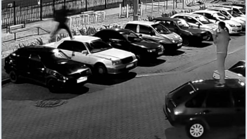 В Кирове подростки прыгали по припаркованным автомобилям