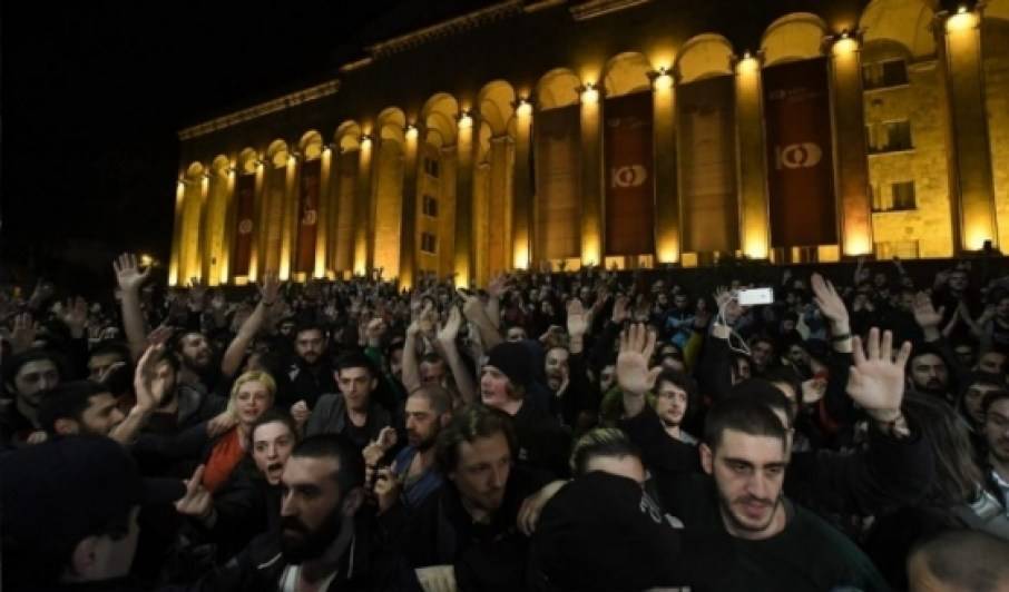 В столкновениях в Грузии пострадали сотни человек, включая журналистов