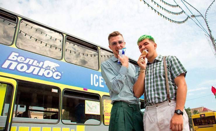 В минском аэропорту 10 000 иностранцев угостят гомельским васильковым мороженым
