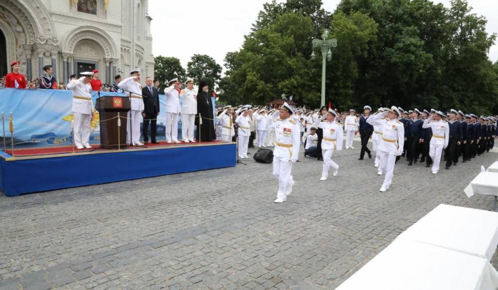 Выпускники ВМА имени адмирала Н. Г. Кузнецова получили кортики и погоны