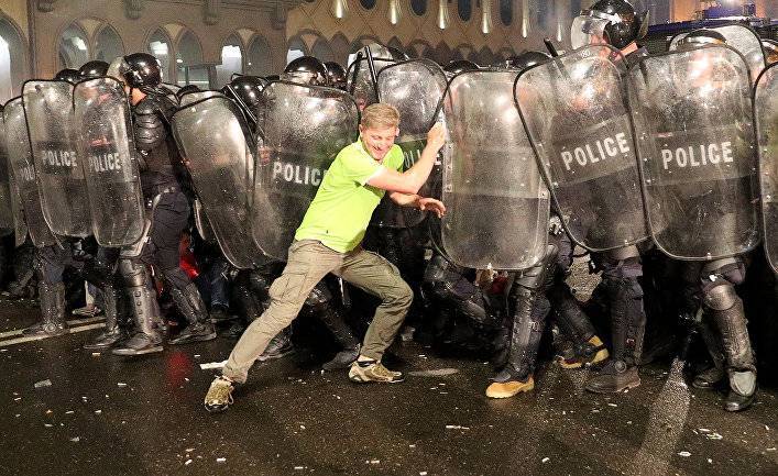 Грузинская полиция стреляет резиновыми пулями по демонстрантам: десятки раненых (The Guardian, Великобритания)