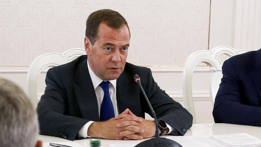 Медведев обвинил в нагнетании ситуации в Грузии «политических клоунов»