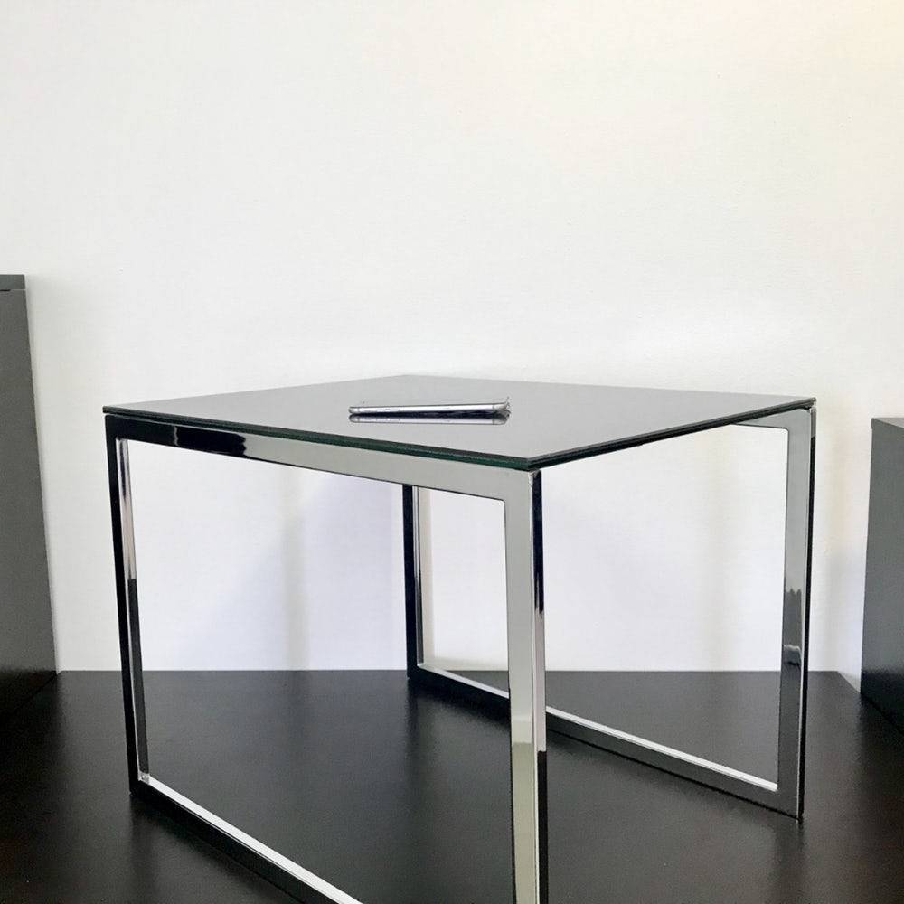 Создан уникальный стол Ebord, заряжающий смартфоны