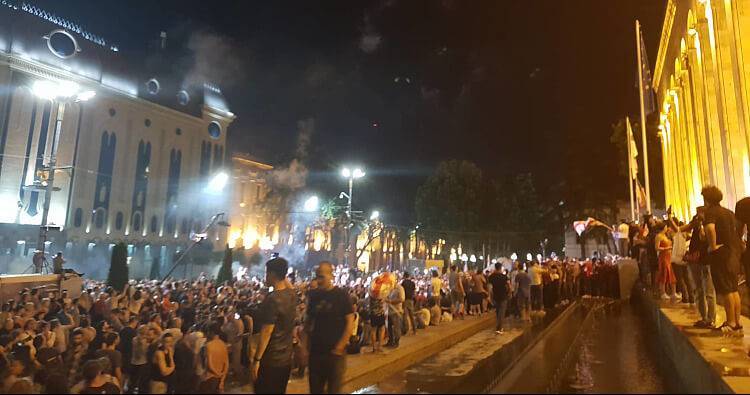 Протестующие в Тбилиси требуют отставки главы МВД и досрочных выборов в парламент