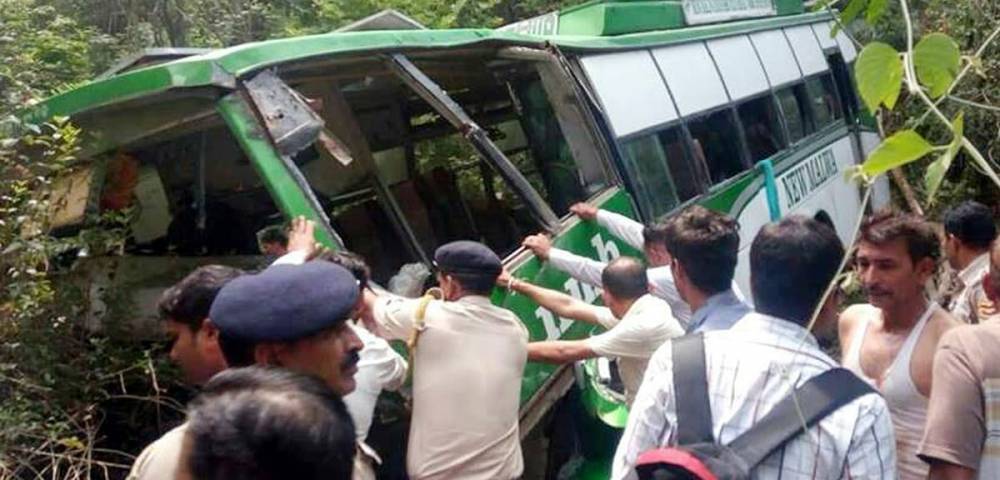 43 человека погибло в сорвавшемся в обрыв автобусе в Индии