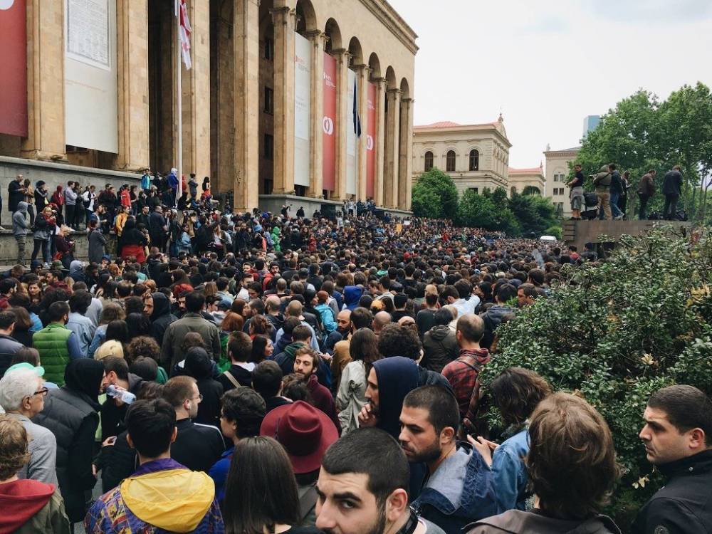 Протесты в Грузии: возле парламента пострадали 240 человек