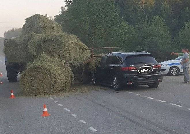 В Шиловском районе автомобиль Acura влетел в груженный сеном трактор