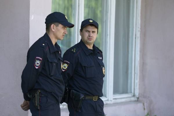 Полиция завела уголовное дело на мать оставленных в квартире в Петербурге мальчиков