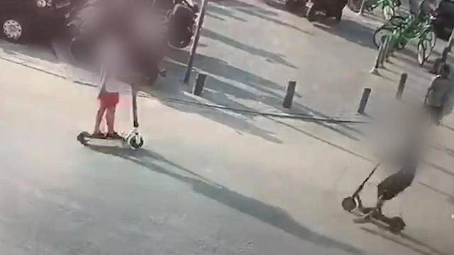 Видео: два человека на самокатах столкнулись, один тяжело ранен