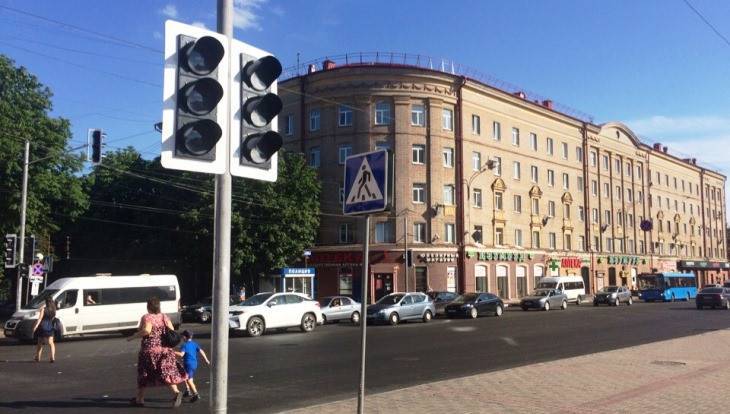 В Брянске у площади Ленина появился светофор с «зелёной волной»