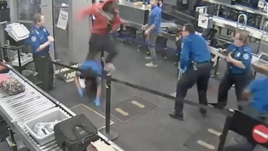 Американец напал на сотрудников службы безопасности аэропорта
