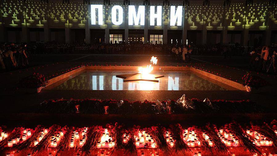 1418 свечей зажглись у стен Музея Победы ко Дню памяти и скорби