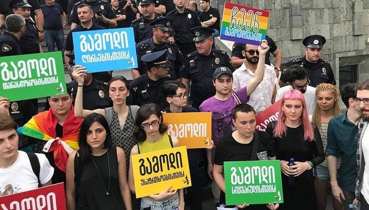Из-за акций протеста у парламента в Тбилиси отложили проведение гей-парада