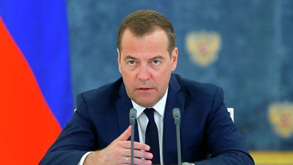 Медведев назвал Саакашвили политическим клоуном