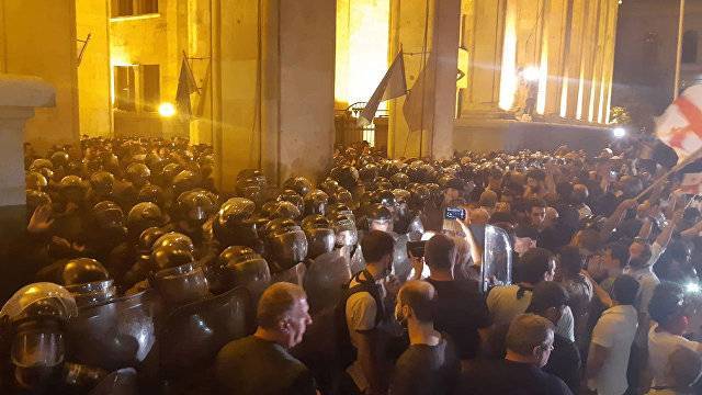 Газ, водометы и штурм парламента: видео беспорядков в Тбилиси