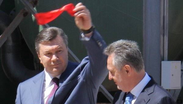 В сеть слили фото со дня рождения скандального олигарха: плясал с корешами Януковича и Повалий