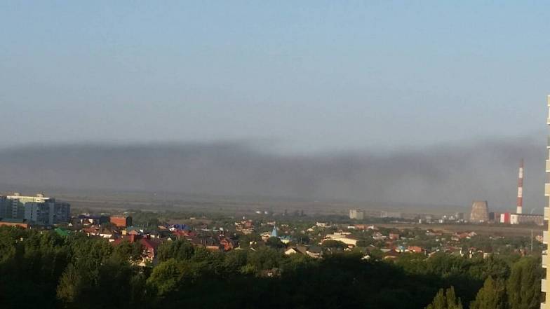 Ростов заволокло дымом: под Аксаем горит сухая трава