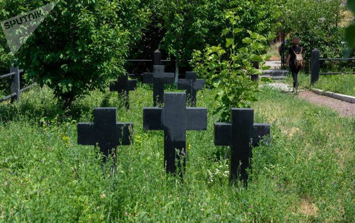 Рыдал, но спасла тутовка: как сын немецкого военнопленного нашел могилу отца в Ереване