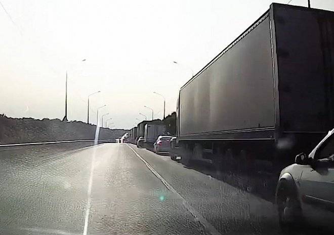 Видео: на Южной окружной водитель объезжает пробку по встречке