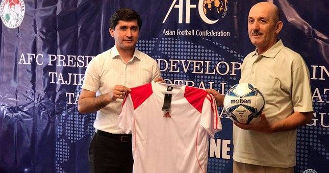 ФЛТ подарила игровые формы всем командам первой лиги Таджикистана