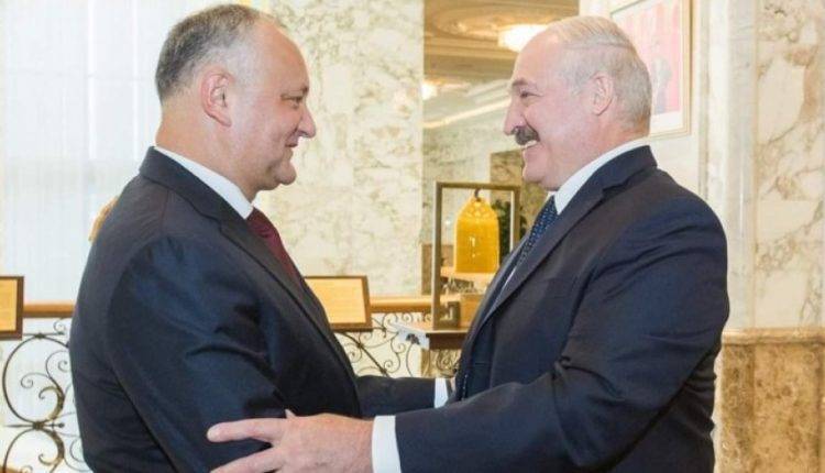 Лукашенко похвалил Додона за сохранение единства Молдовы