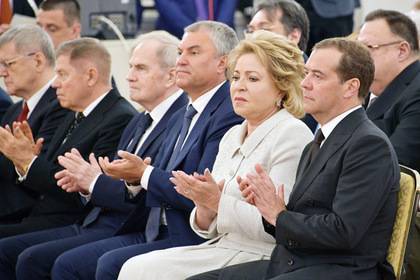 Путин похвалил правительство и Центробанк