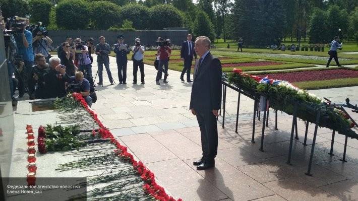 Беглов посетил мемориал на Пискаревском кладбище и возложил венок к Матери-Родины