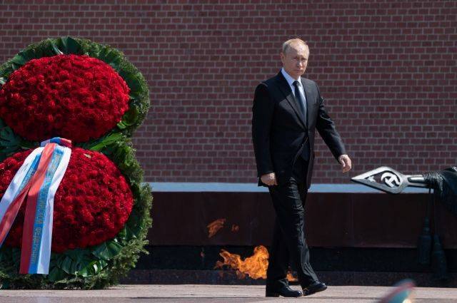 Путин возложил венок к Могиле Неизвестного солдата в День памяти и скорби