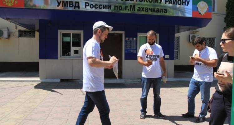 В Махачкале задержали журналиста, проводившего пикет в поддержку арестованного редактора «Черновика»