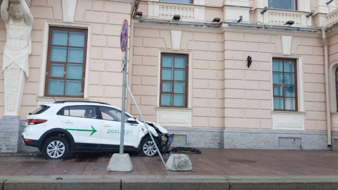 Каршеринговый автомобиль вылетел на тротуар на Дворцовой набережной